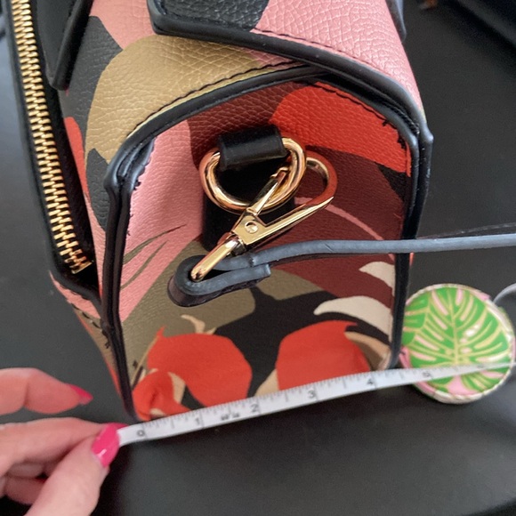 Floral “Dr.’s Bag” with black handles, long adjustable strap w/pockets in & out! - Picture 11 of 11